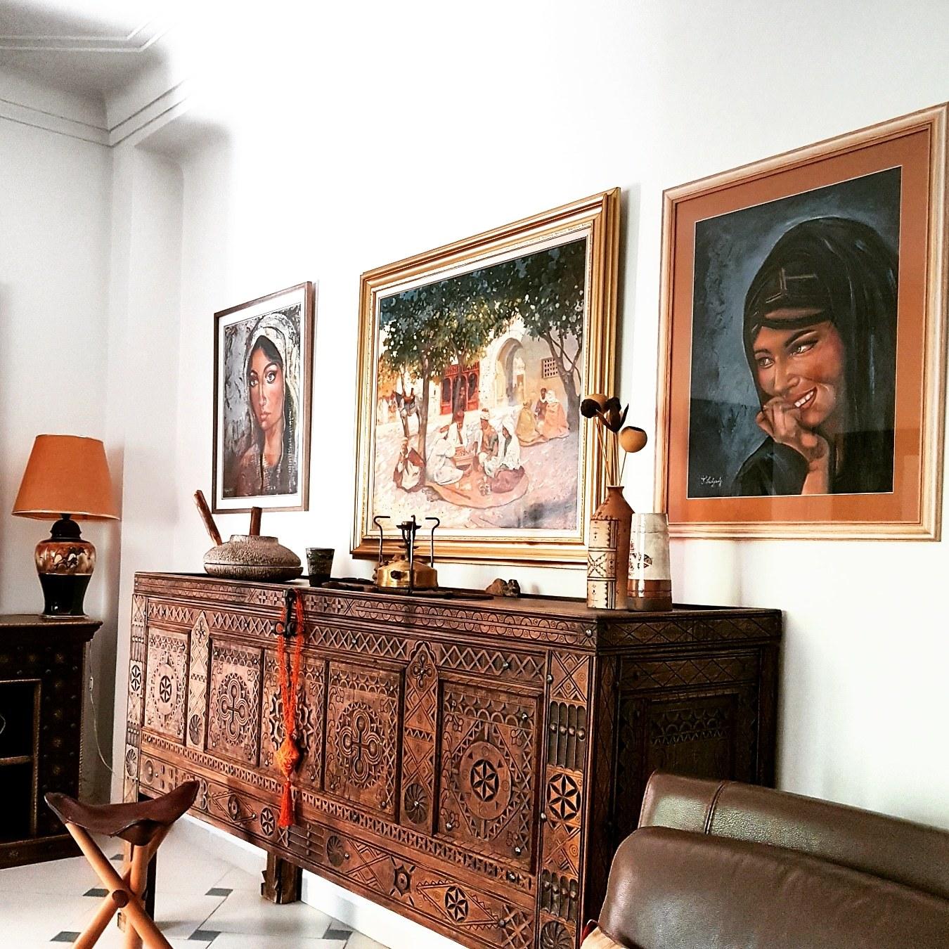 La sensibilité par laquelle l'art nous est accessible est identifié à la sensualité au sens propre philosophique.