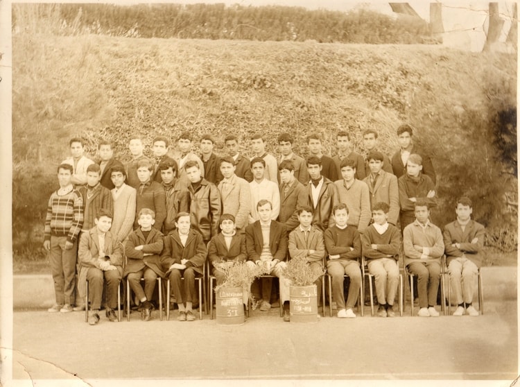 1967 - 3eme 9  1967/1968 sur le terrain de basket - Docteur benzerdjeb