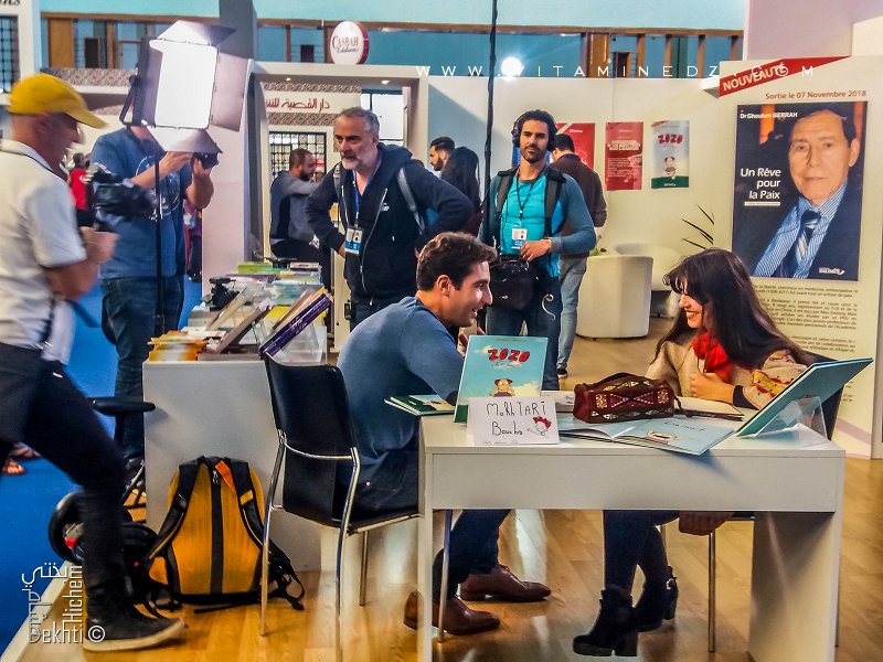 #Moe TV5 Monde au Salon du livre d'Alger : Mohamed Ait Kaci interview avec la bédeiste Bouchra Mokhtari