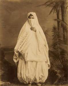 Portrait d'une femme algéroise en Haïk 1880