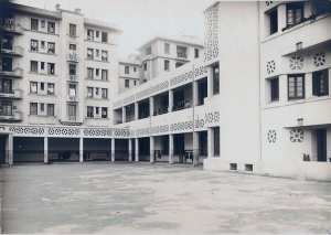 1937 - Ecole de filles du Ruisseau (La Corderie) vue depuis la cour. - école du ruisseau