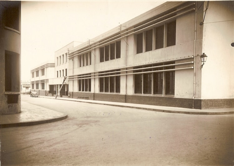 1937 - Ecole du Ruisseau (La Corderie) vue depuis la rue. - école du ruisseau