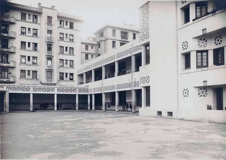 1937 - Ecole de filles du Ruisseau (La Corderie) vue depuis la cour. - école du ruisseau
