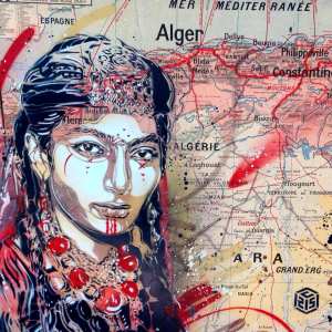 Superbe graffiti de l’artiste urbain C215 reprenant un visage d'une Chaouie sur la carte de l'Algérie