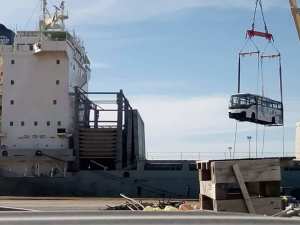 Débarquement des kits CKD des bus Higer du groupe Mazouz avant leur acheminement à l'usine de montage à Sétif