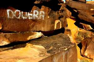 TAGHIT  PLEURE  SES  PIERRES  ÉCRITES