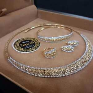 une parure de perles