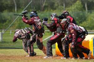 Joueurs de paintball en équipements lors d'une compétition.