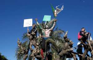 Alger: trois militants de Génération Identitaire ont déployé une banderole «Ici c’est Nancy, pas l’Algérie!». La Contre-attaque n’a pas tardé.