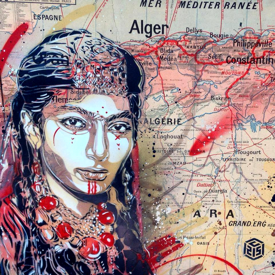 Superbe graffiti de l’artiste urbain C215 reprenant un visage d'une Chaouie sur la carte de l'Algérie