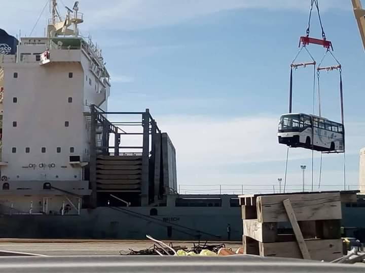 Débarquement des kits CKD des bus Higer du groupe Mazouz avant leur acheminement à l'usine de montage à Sétif
