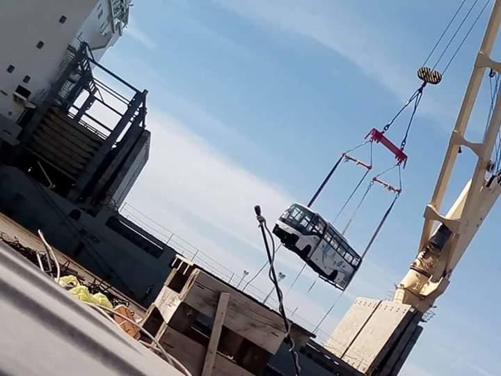 Débarquement des kits CKD des bus Higer du groupe Mazouz avant leur acheminement à l'usine de montage à Sétif