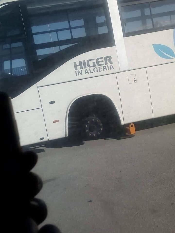 Débarquement des kits CKD des bus Higer du groupe Mazouz avant leur acheminement à l'usine de montage à Sétif