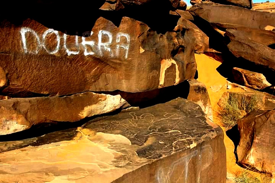 TAGHIT  PLEURE  SES  PIERRES  ÉCRITES