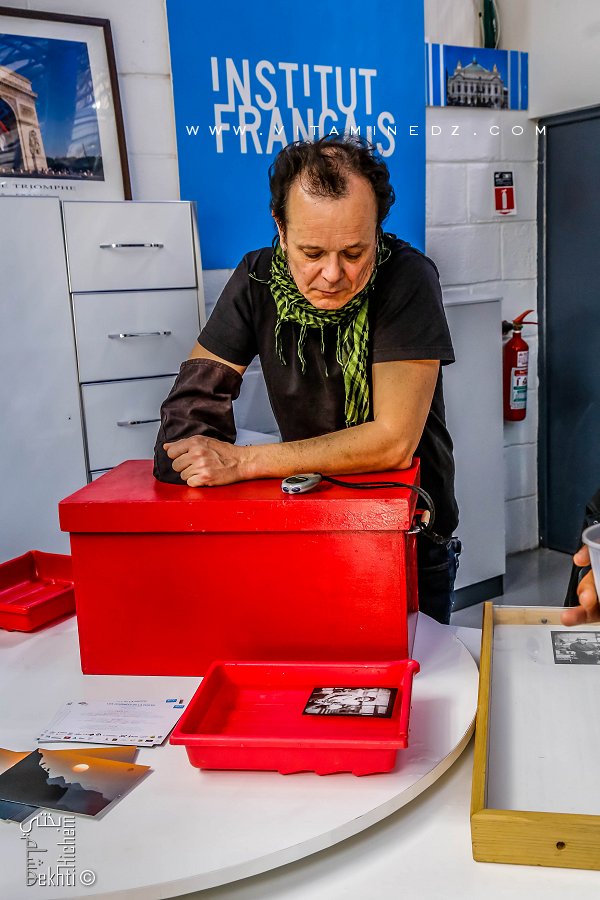 Mehdi Nedellec avec sa chambre photographique aux journées internationales de la photo d'Oran (7è Edition)