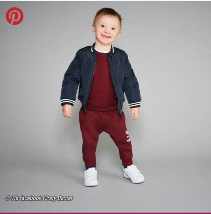 Ce petit garçon porteur de trisomie 21 devient mannequin