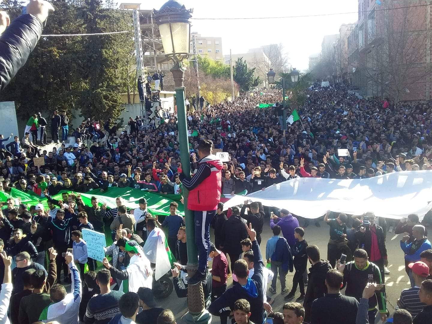 Tlemcen : Marche contre le 5eme Mandat de Bouteflika
