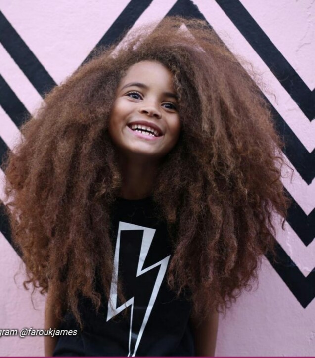 Avec sa chevelure, ce petit garçon invite à s'accepter au naturel