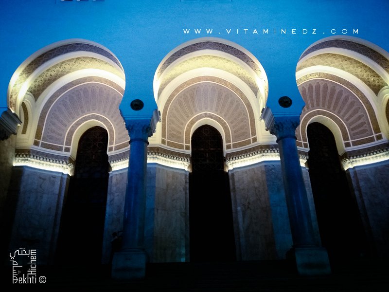 Arcades de la grande poste d'Alger éclairés
