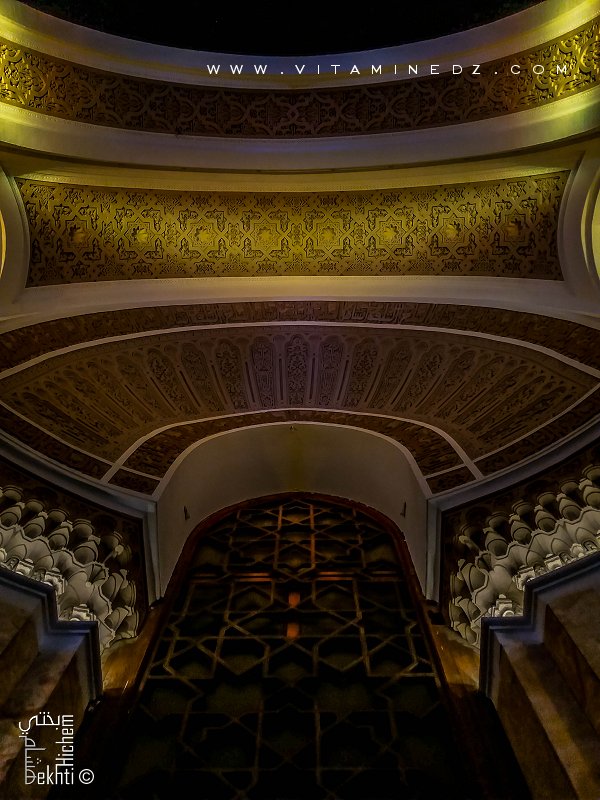 L'une des portes de la grande poste d'Alger