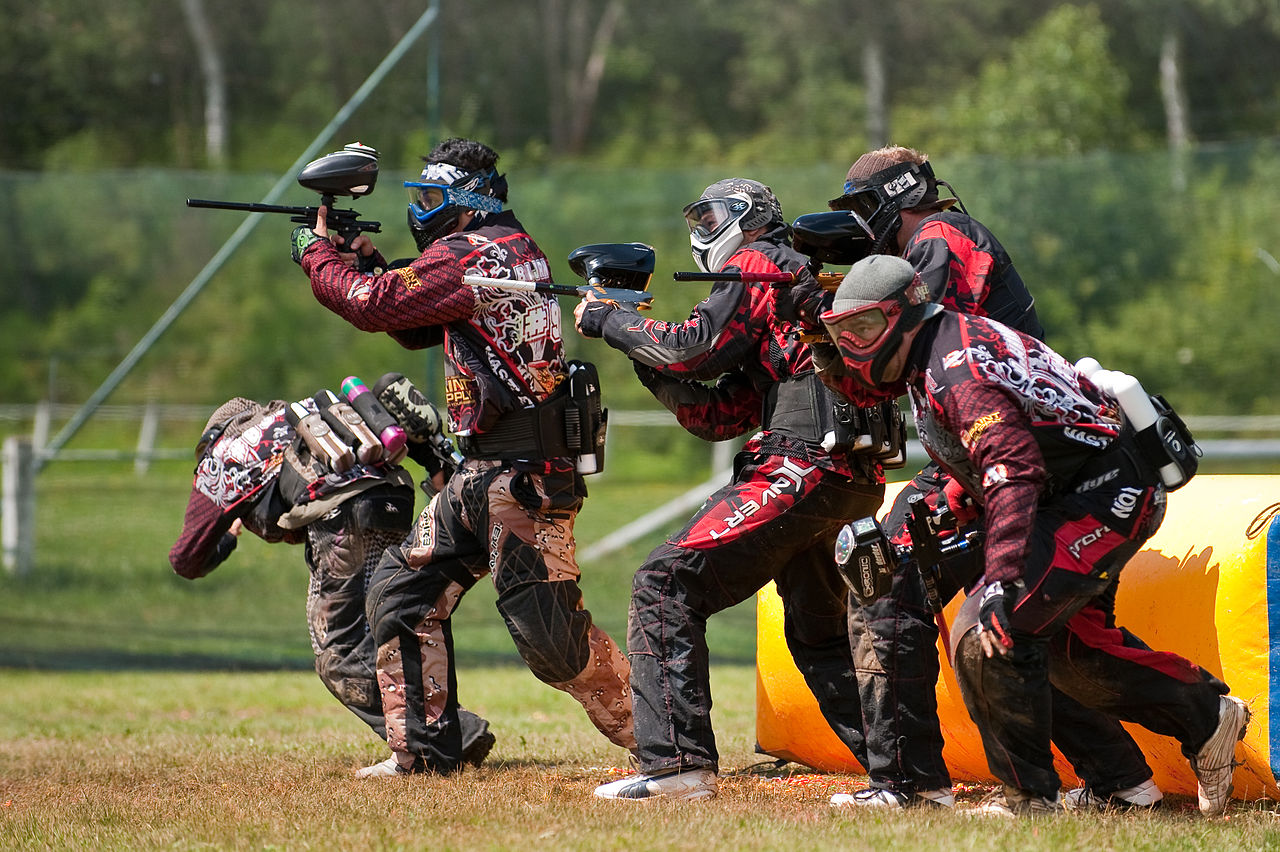 Joueurs de paintball en équipements lors d'une compétition.