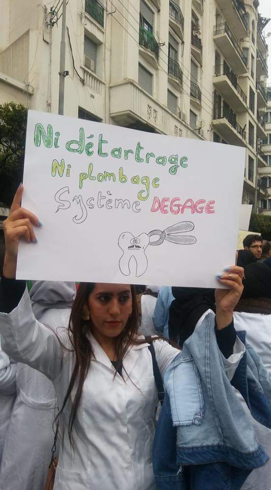 أطباء الأسنان  يعبرون على رفضهم للعصابة الحاكمة