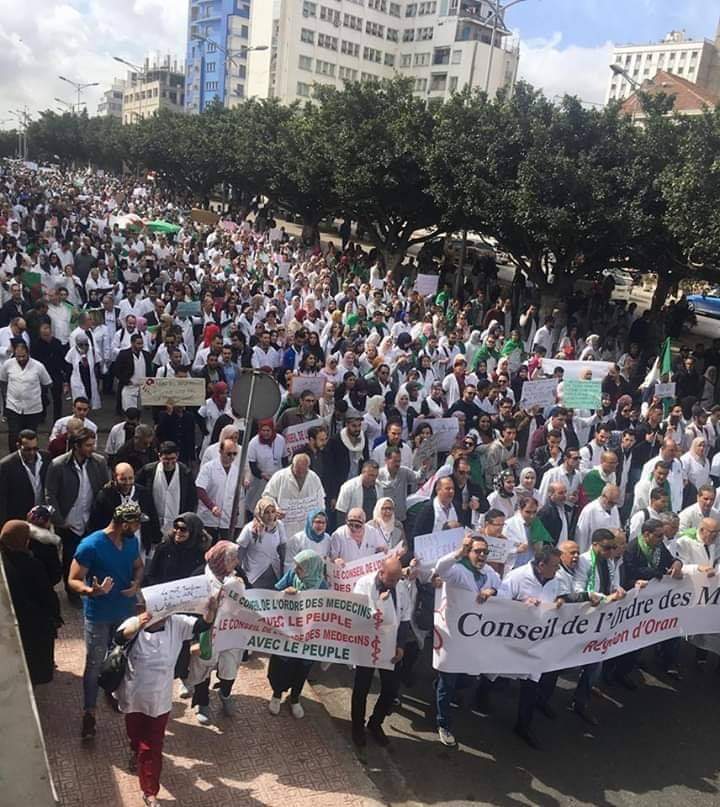 #الآن مسيرات حاشدة بالمآزر البيضاء في مدينة وهران يقوم بها الأطباء و الممرضين و عمال قطاع الصحة ضد العصابة البوتفليقية و التمديد .