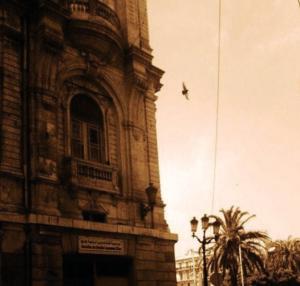 l'autre côté de la mairie