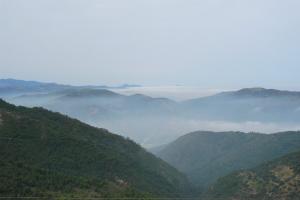 Les montagnes de Dahra sous le brouillard