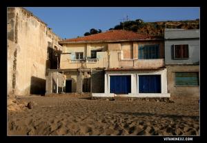 منزل في إنهيار بشاطئ البئر