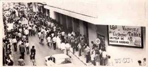 Salle de cinéma a Alger lors de la projection du film  les vacances de l'inspecteur Tahar