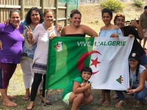 صورة من أحفاد المنفيين الجزائريين بكاليدونيا،لا يملكون الجنسية الجزائرية ولا جواز السفر ولم يزورو الجزائر ،لكن الجزائر في قلوبهم