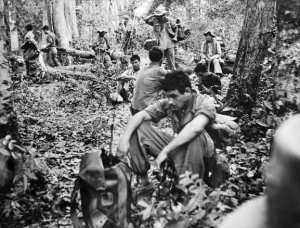 Ouali Djellali, soldat du 27èe bataillon des fantassins algériens, en train d'écouter la radio dans la jungle de Na Phao (Laos), le 5 mai 1954, pendant la bataille de Dien Bien Phu.