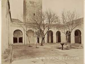 Tlemcen. Cour de la Grande mosquée