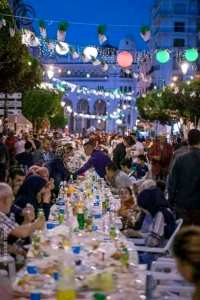 افطار جماعي بعد انتهاء المسيرات الوطنية في القطر الجزائري