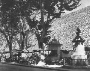 Cafétéria et buste de Marianne à Tlemcen