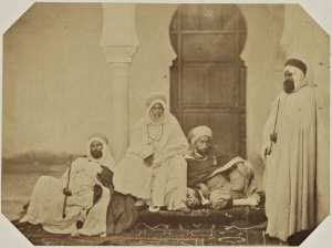 Taar Ouled Mouley, kaïd des Heil Egbriss Garraba, Mohammed Ould Djebrour, agha des Hachel Chezaga, Si Ali ben Zahnoun, ancien agha des Hissa (Kabylie), interné à Mascara, Cada Ben Hachny, dernier agha de la cavalerie d'Ab-el-Kader, l'un de ceux qui ont ét (Photo rare)