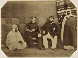 Si Mohammed ben Saharaoui, ex-kaïd des Surela, le lieutenant Brougnot, détaché à la direction arabe, Maffre, aide-major à la direction arabe, Miloud ben Messaoud, spahi (Photo rare)