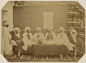 Midjelès d'Oran. [de gauche à droite]  Si Mohammed ben El Hadj Hassen, amin des Berrani, Si Abd-El-Kader El Fetouhi, adel, Si Adda ben Arriba, cadhi des douars, Si Mohammed Bel Gaïd, cadhi d'Oran, Si Hamida ben El Caid Omar, muphti d'Oran, président, Si M (Photo rare)