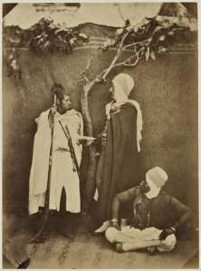 Chaouch du bureau arabe recevant un message des mains d'un Mkazni du Kaïd d'Oudja (Photo rare)