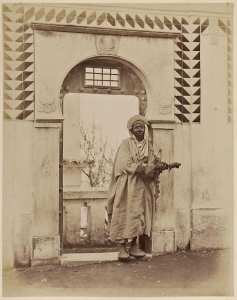 Alger. Entrée de la mosquée Sidi-Abd-er-Rhaman (portrait de Raba Salem) (Photo rare)