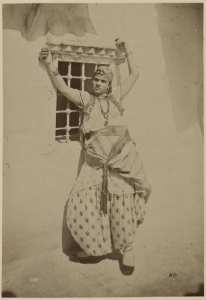 Alger. Femme mauresque (Photo rare)