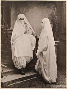 Alger. Mauresques voilées (costume de ville) (Photo rare)