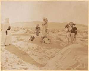 [Hommes dans le desert posant] (Photo rare)