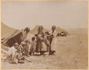 [Tentes près de Biskra : femmes et enfants] (Photo rare)