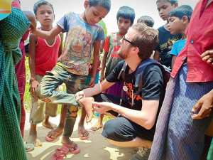 طبيب #جزائري يتحدى جميع الصعاب مخاطرا بحياته لزيارة مسلمي #بورما