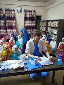 طبيب #جزائري يتحدى جميع الصعاب مخاطرا بحياته لزيارة مسلمي #بورما