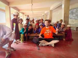 طبيب #جزائري يتحدى جميع الصعاب مخاطرا بحياته لزيارة مسلمي #بورما