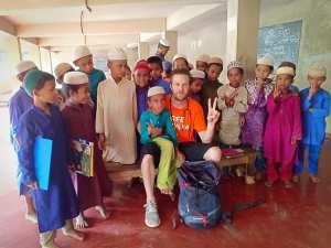 طبيب #جزائري يتحدى جميع الصعاب مخاطرا بحياته لزيارة مسلمي #بورما