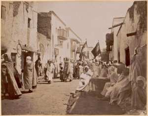 [Une rue de Biskra]  (Photo rare)